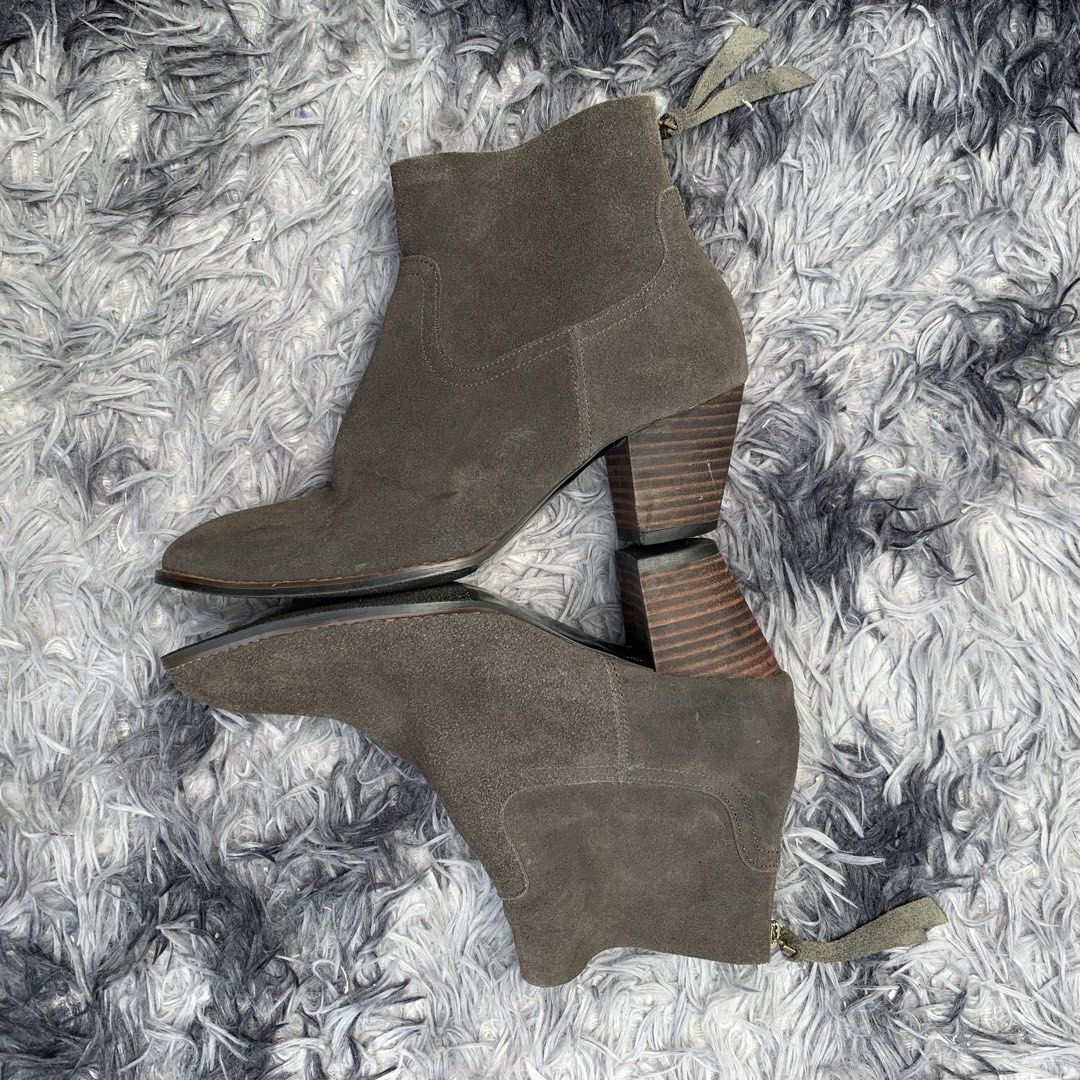 00s Morgan Gray Suede Back Zip Ankle Boots (Category: Boots) located in Sindangan. Submitted by holy_thrift (Listing ID 1464582484, Image 3). Description: - 00s Morgan Gray Suede Back Zip Ankle Boots - Size 7.5 US - Issue / nasa pic na lahat ng dets / bakbak na kunti leather nya sa luob need wash lang din - free shipping.