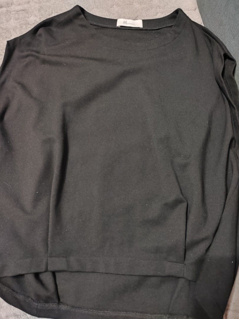 Mosaic Black Oversized T-shirt (Category: Shirts) located in Quezon City. Submitted by soop613 (Listing ID 1464610304, Image 1). Description: - Basic black tee from Mosaic - Oversized fit for ultimate comfort - Relaxed style, ideal for casual wear.