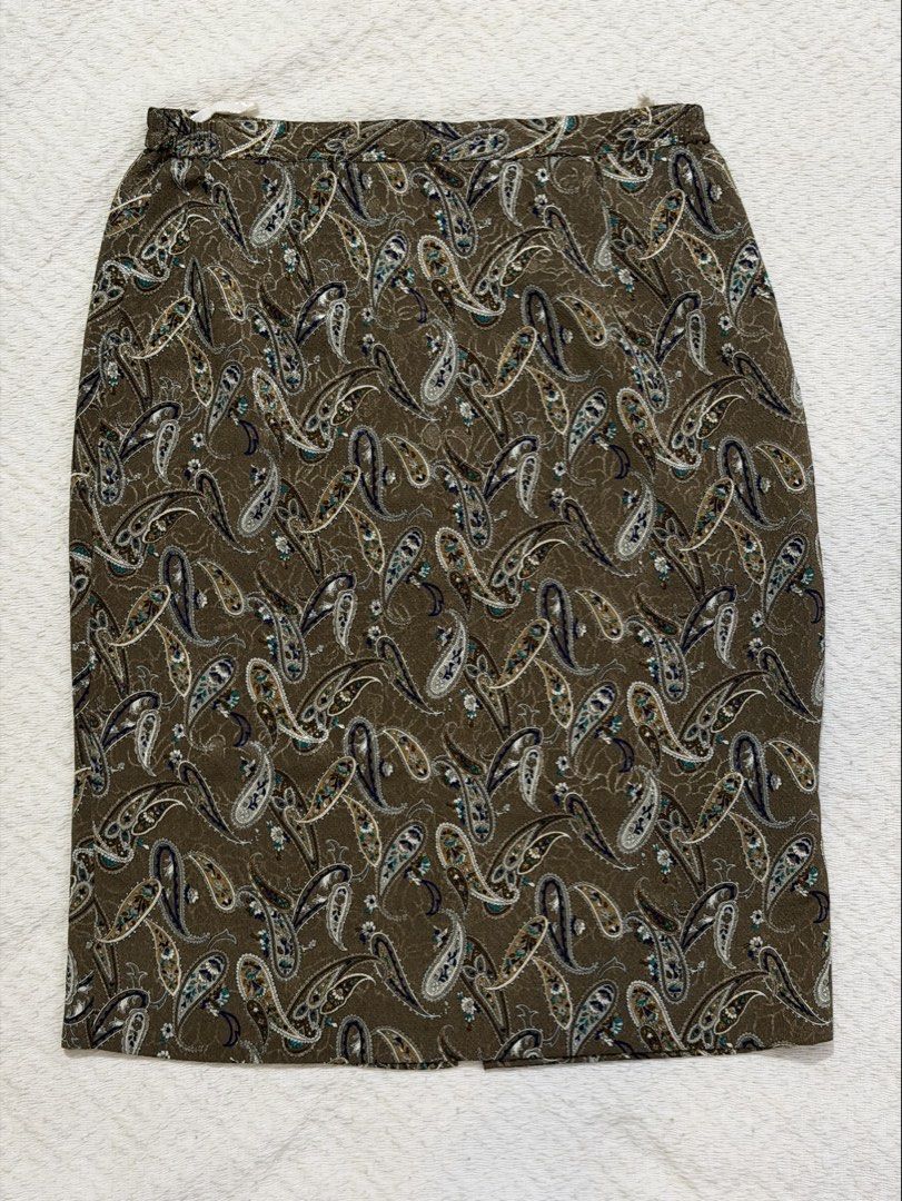 moss green midi skirt (Category: Skirts) located in Binan City. Submitted by jnj.wardrobe (Listing ID 1464671987, Image 1). Description: measurements laid flat 15in waist, can be worn as low waist 25in length looks good when fitted, compliments your curve.