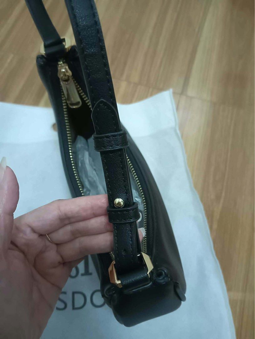 Mossdoom shoulder bag (Category: Shoulder Bags) located in Manila. Submitted by sheenadeleon26 (Listing ID 1464734428, Image 3). Description: Mossdoom shoulder bag (kattie variant) twice palang nagamit complete w/dust bag Color: Black Mode of Payment: 💙G.cash 🧡Maribank ❤️BPI Mode of Delivery: Same day - Lalamove For SF only - Tiktok checkout.