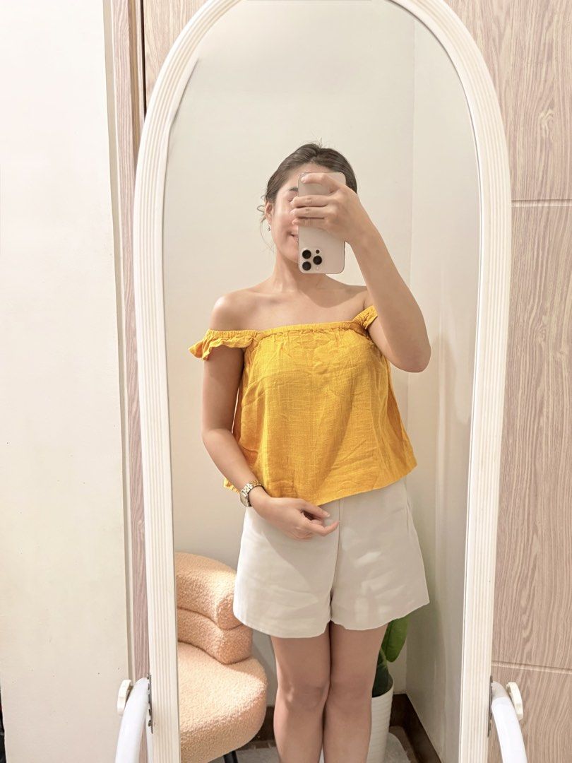Mustard Top (Category: Sleeveless) located in Quezon City. Submitted by kaye_oineza (Listing ID 1464768581, Image 3). Description: 🌼 Go-To Top Small-Medium Brand: ANKO.