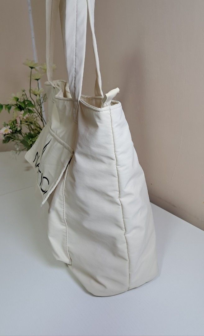 Nautica Tote Bag (Category: Tote Bags) located in Zamboanga. Submitted by corneliasbags (Listing ID 1464704002, Image 3). Description: -padded nylon material, thick and durable -malinis na malinis pa po eto, inside out kaya wala po ako masyadong maedetails.