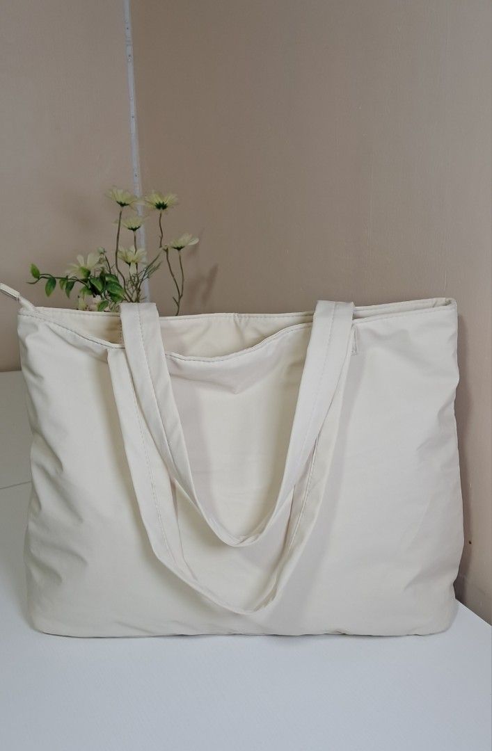 Nautica Tote Bag (Category: Tote Bags) located in Zamboanga. Submitted by corneliasbags (Listing ID 1464704002, Image 2). Description: -padded nylon material, thick and durable -malinis na malinis pa po eto, inside out kaya wala po ako masyadong maedetails.