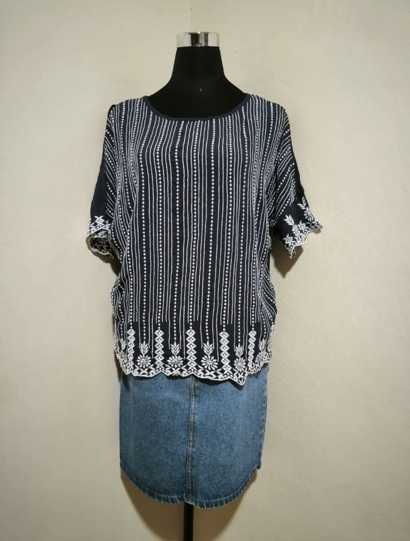 Navy blue with white pattern blouse (Category: Blouses) located in Manila. Submitted by wearforce (Listing ID 1464593497, Image 1). Description: Navy blue with white pattern blouse can fit M-L good condition no issues color rate 9/10 150 + sf.