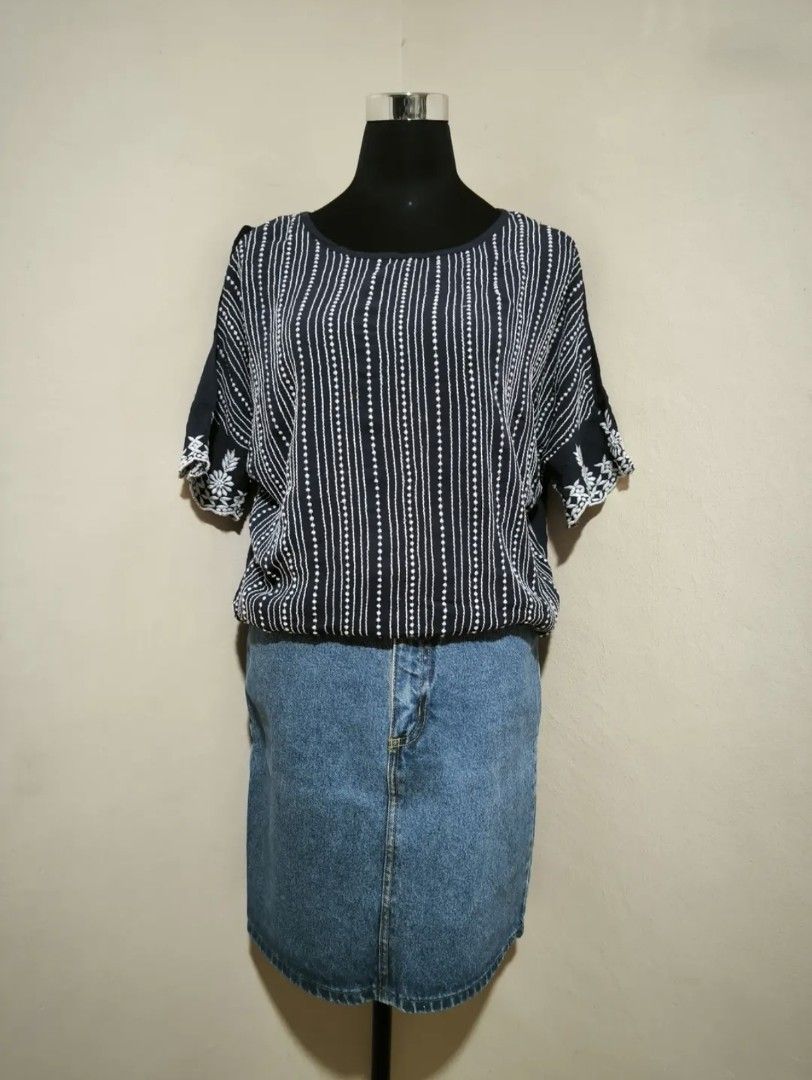 Navy blue with white pattern blouse (Category: Blouses) located in Manila. Submitted by wearforce (Listing ID 1464593497, Image 2). Description: Navy blue with white pattern blouse can fit M-L good condition no issues color rate 9/10 150 + sf.