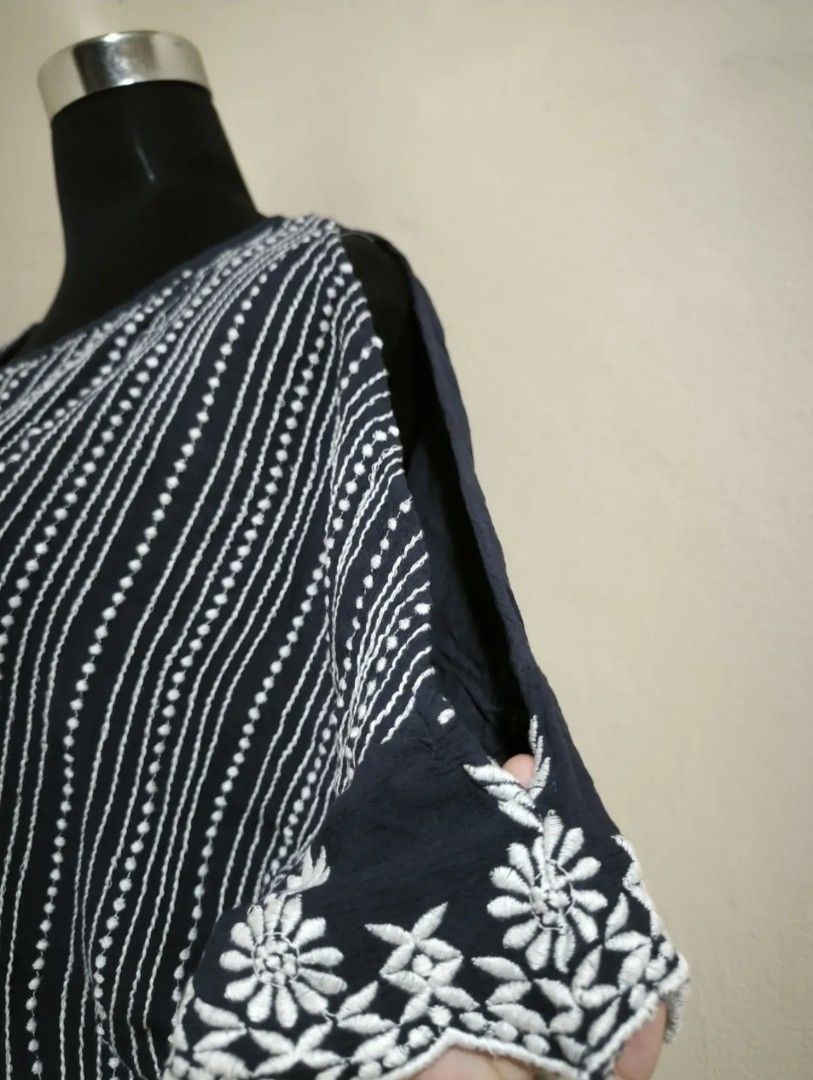 Navy blue with white pattern blouse (Category: Blouses) located in Manila. Submitted by wearforce (Listing ID 1464593497, Image 3). Description: Navy blue with white pattern blouse can fit M-L good condition no issues color rate 9/10 150 + sf.