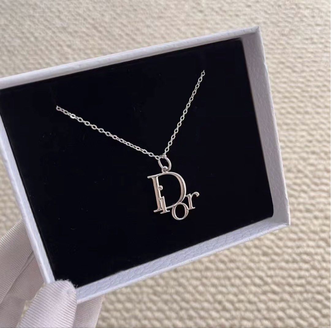 necklace vip gift (Category: Necklaces) located in Manila. Submitted by ilovemangow (Listing ID 1464672498, Image 2). Description: dior vip gift with paper bag and box silver .