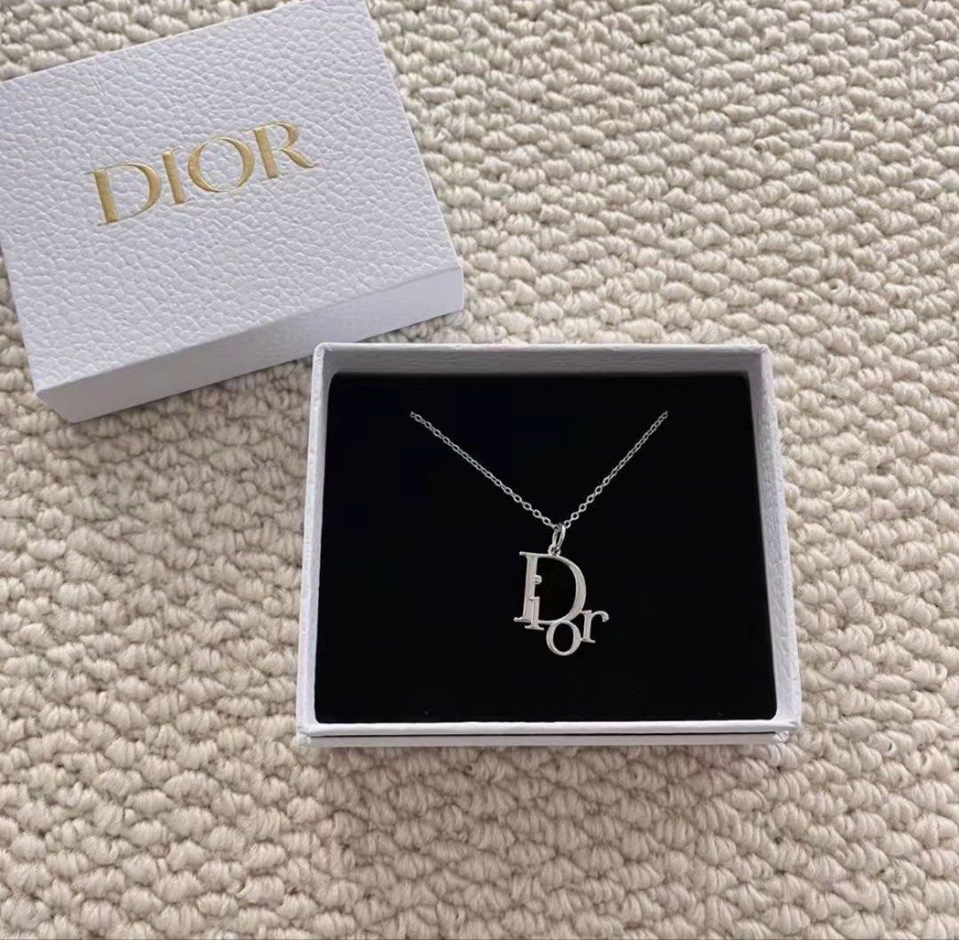 necklace vip gift (Category: Necklaces) located in Manila. Submitted by ilovemangow (Listing ID 1464672498, Image 1). Description: dior vip gift with paper bag and box silver .