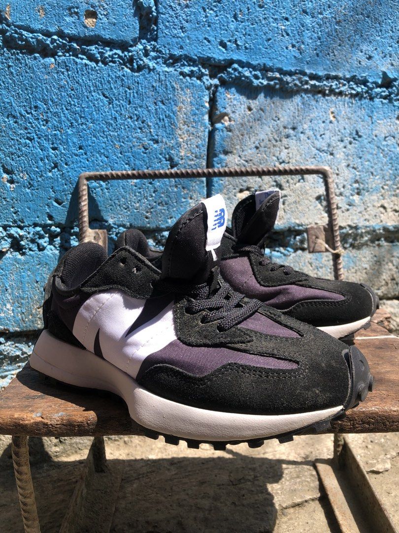 NEW BALANCE (black and white) (Category: Casual Shoes) located in Manila. Submitted by thriftyah_23 (Listing ID 1464587056, Image 2). Description: minsanan lang nagamit 5.5US 5 UK 38 EU 235 MM Made in Vietnam Fabrique an Vietnam.