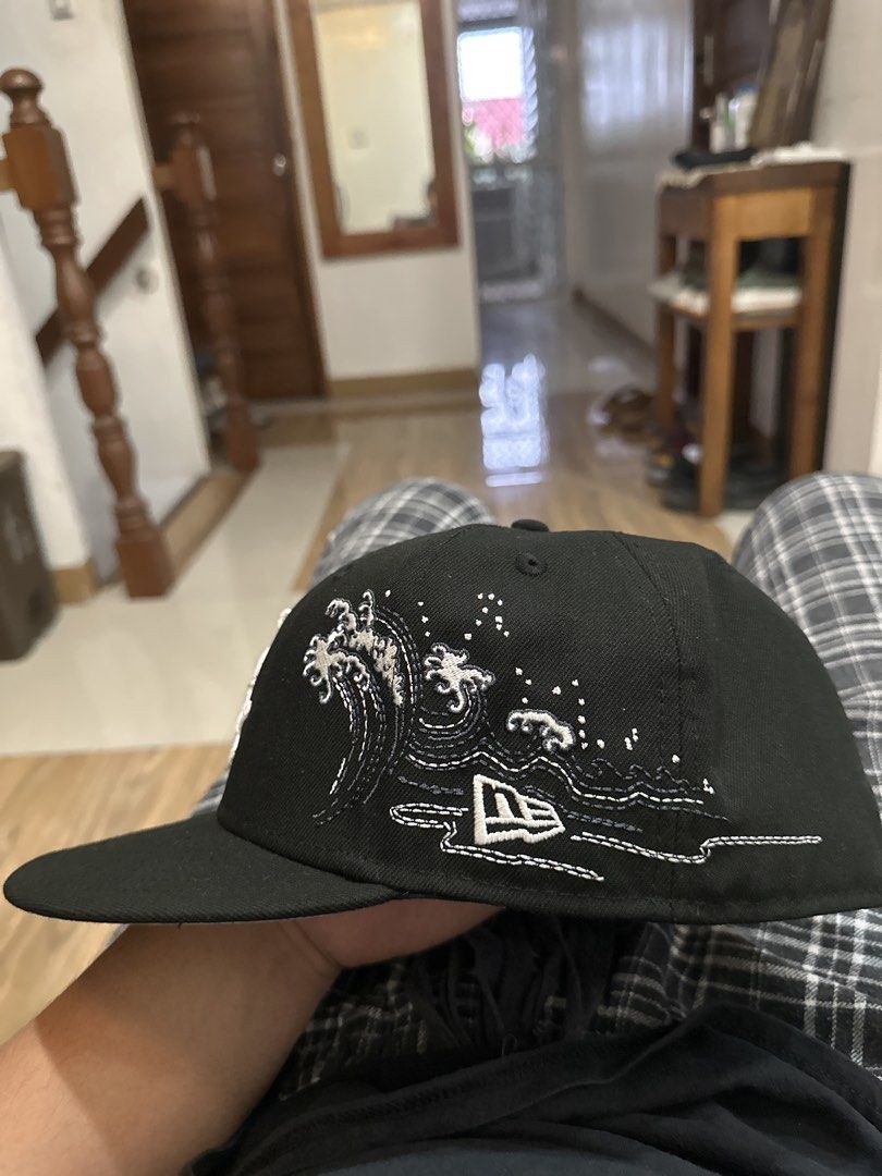 New Era Black Cap with Wave Design (Category: Caps & Hats) located in Manila. Submitted by freddyricooo (Listing ID 1464660277, Image 1). Description: - Black New Era cap - Features a cool embroidered wave design on the side - Iconic New Era logo - Ideal for casual wear.