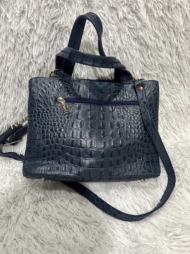 Nicole Miller Bag (Category: Cross-body Bags) located in Pasig City. Submitted by minminreyn (Listing ID 1464631761, Image 3). Description: Nicole Miller Crocodile Print Hand/Shoulder Gold na Gold pa mga Hardware Issue: Sign of used natural sa 2nd Hand, Wala na ung puller ng isang zipper Manage your Expectation No major Issue Cavite or Qc Lalamove or Jnty .