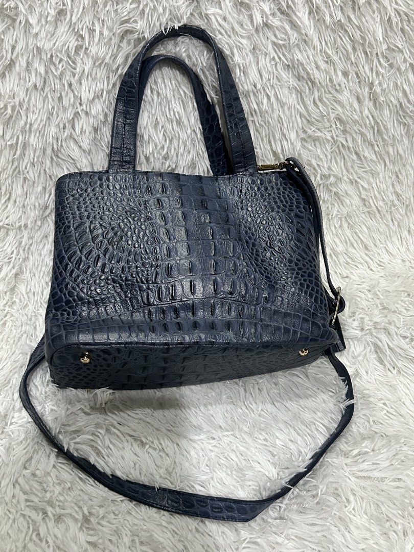 Nicole Miller Bag (Category: Cross-body Bags) located in Pasig City. Submitted by minminreyn (Listing ID 1464631761, Image 2). Description: Nicole Miller Crocodile Print Hand/Shoulder Gold na Gold pa mga Hardware Issue: Sign of used natural sa 2nd Hand, Wala na ung puller ng isang zipper Manage your Expectation No major Issue Cavite or Qc Lalamove or Jnty .