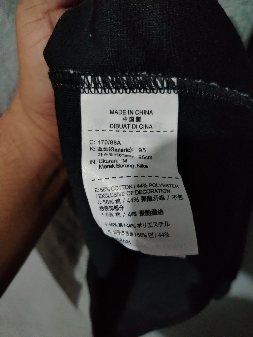Nike (Category: Hoodies) located in Bocaue. Submitted by adrianberi35876 (Listing ID 1464611887, Image 3). Description: Nike Width:19.8 Length:25.5 Back:27.9 Condition:9/10 Color rate:9/0 Issue:minimal fading sa ribbings 📩 📩 📩 📍 Bocaue,Bulacan.