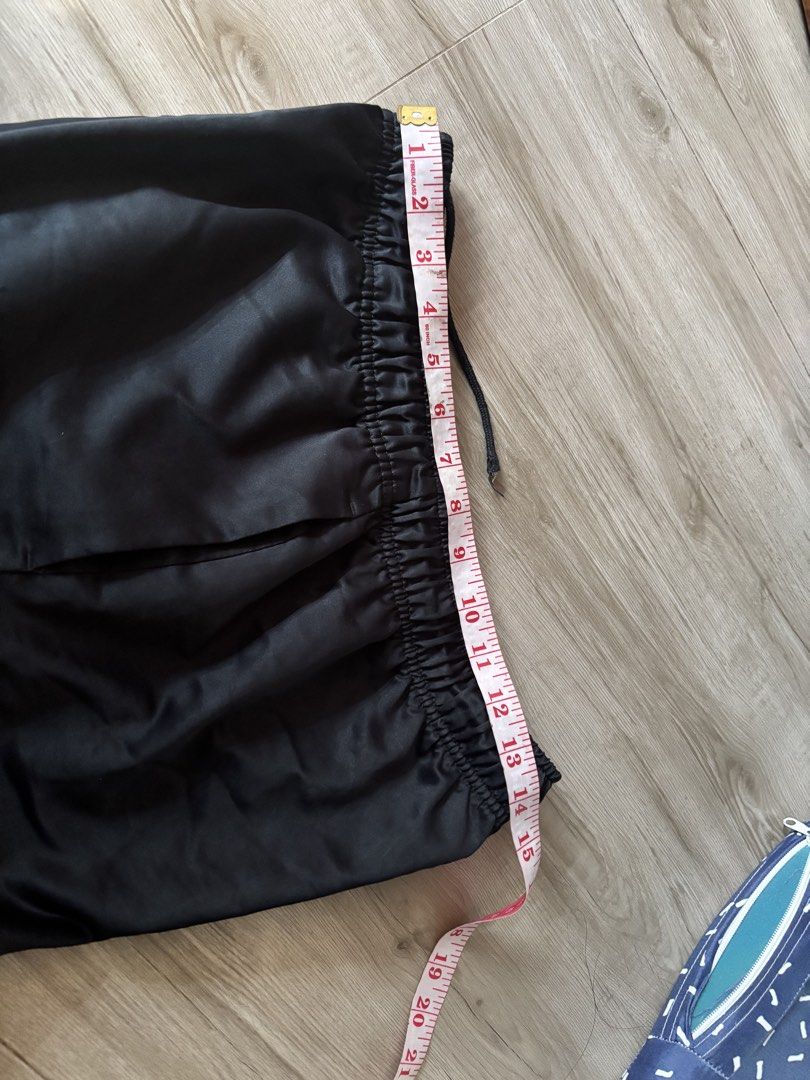 Nike (Category: Shorts) located in Cavite. Submitted by cesxyyylll (Listing ID 1464676998, Image 3). Description: Size large.