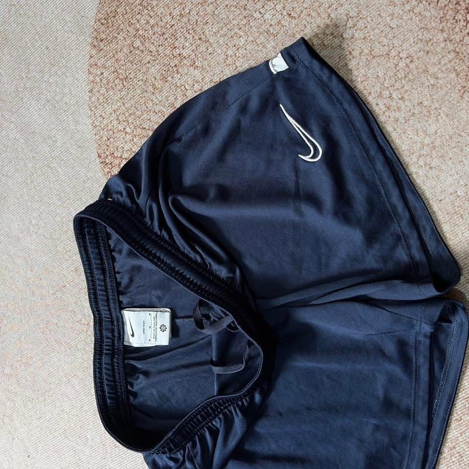 Nike (Category: Activewear) located in Manila. Submitted by justin.jeyeneyshop (Listing ID 1464721624, Image 3). Description: W28-34 L14 .