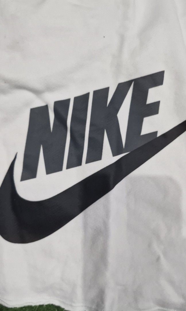 Nike alumni rare clore way (Category: Shorts) located in Pili. Submitted by the_g_thrift (Listing ID 1464693697, Image 3). Description: size medium on tag size: 32-36 length: 20 hem: 13 excellent condition.