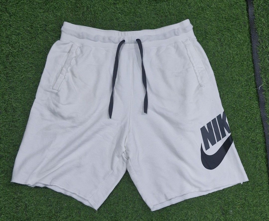 Nike alumni rare clore way (Category: Shorts) located in Pili. Submitted by the_g_thrift (Listing ID 1464693697, Image 2). Description: size medium on tag size: 32-36 length: 20 hem: 13 excellent condition.