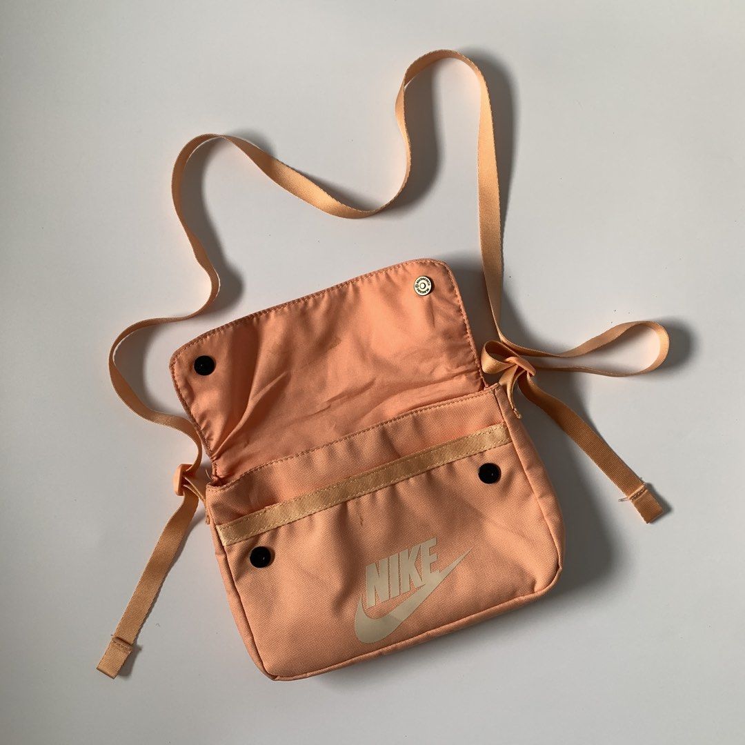 NIKE BAG (Category: Sling Bags) located in Manila. Submitted by end.user.ph (Listing ID 1464630990, Image 2). Description: NIKE BAG Excellent Condition.
