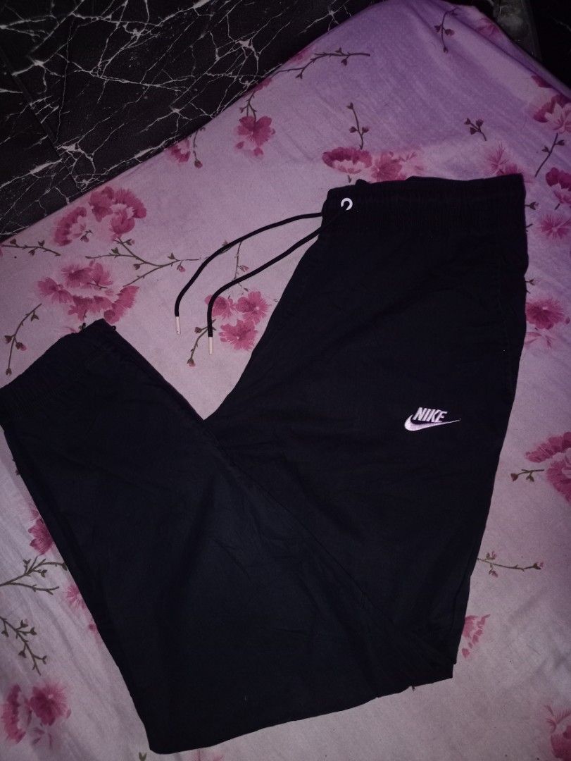Nike Black Woven Track Pants XL (Category: Joggers) located in Manila. Submitted by naixhrift (Listing ID 1464597060, Image 1). Description: Nike Woven Trackpants 3pocket Size XL pasok din sa large Length 39 Waist 30 to 42 950 plus ship jnt courier payment on gcash manila area.
