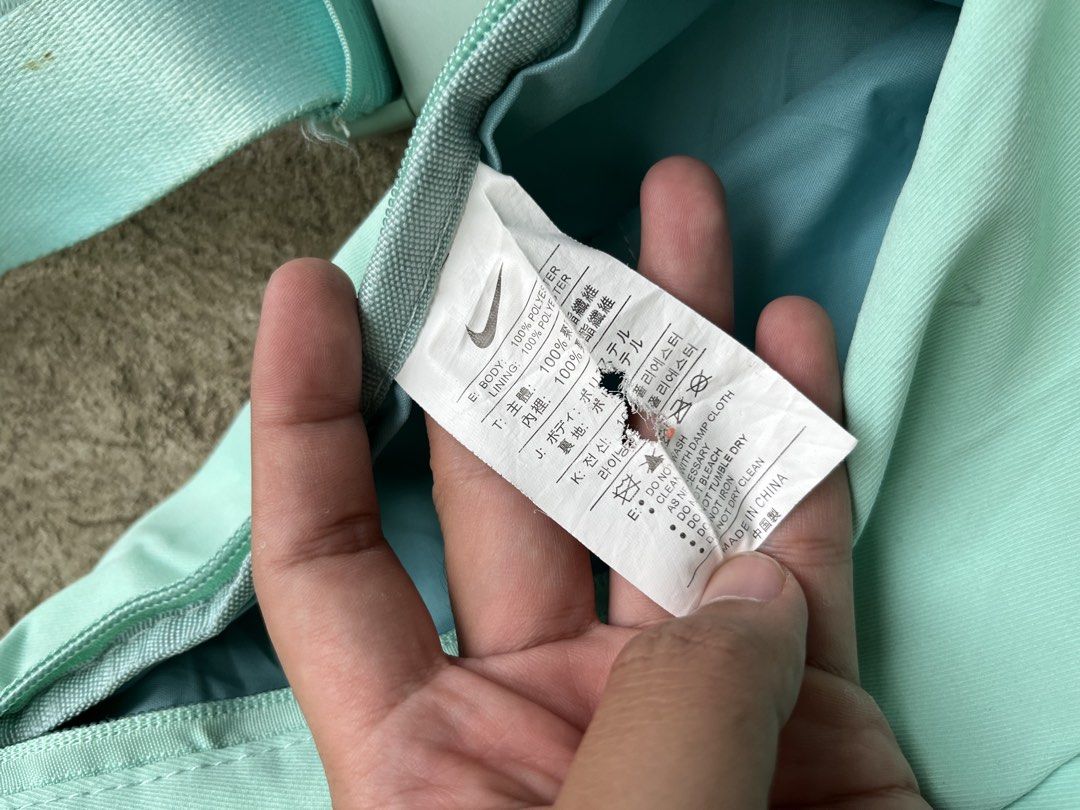 NIKE body bag (Category: Belt bags, Clutches and Pouches) located in Kabankalan. Submitted by zeich_thrift (Listing ID 1464588932, Image 3). Description: NIKE body bag Excellent condition It has 3 compartments Malaki eto sa personal No issue Changed puller (see last photo) Need wash.
