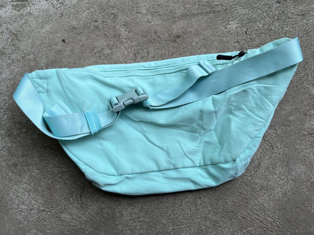 NIKE body bag (Category: Belt bags, Clutches and Pouches) located in Kabankalan. Submitted by zeich_thrift (Listing ID 1464588932, Image 2). Description: NIKE body bag Excellent condition It has 3 compartments Malaki eto sa personal No issue Changed puller (see last photo) Need wash.