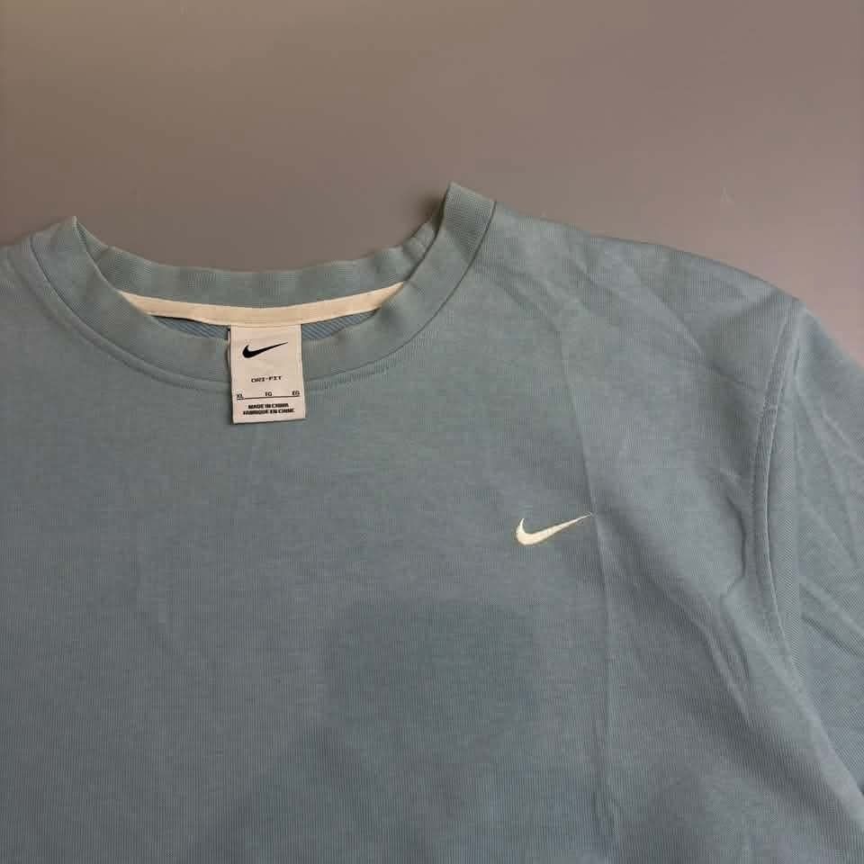 Nike Dri-FIT Light Blue Sweatshirt (Category: Coats, Jackets and Outerwear) located in Manila. Submitted by ayskrim_ (Listing ID 1464639312, Image 2). Description: Dimes: XL 25x26.