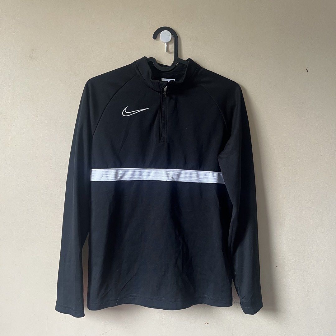 NIKE Dri-fit Lightweight Sweater (Category: Coats, Jackets and Outerwear) located in Imus. Submitted by thriftsportph (Listing ID 1464764223, Image 1). Description: NIKE Dri-fit Lightweight Sweater 🏷️Price: Php. 450 📏Dimension: 🔖Size on tag: Teens (Medium) XS-Small (Adult) 👕Condition: 10/10.