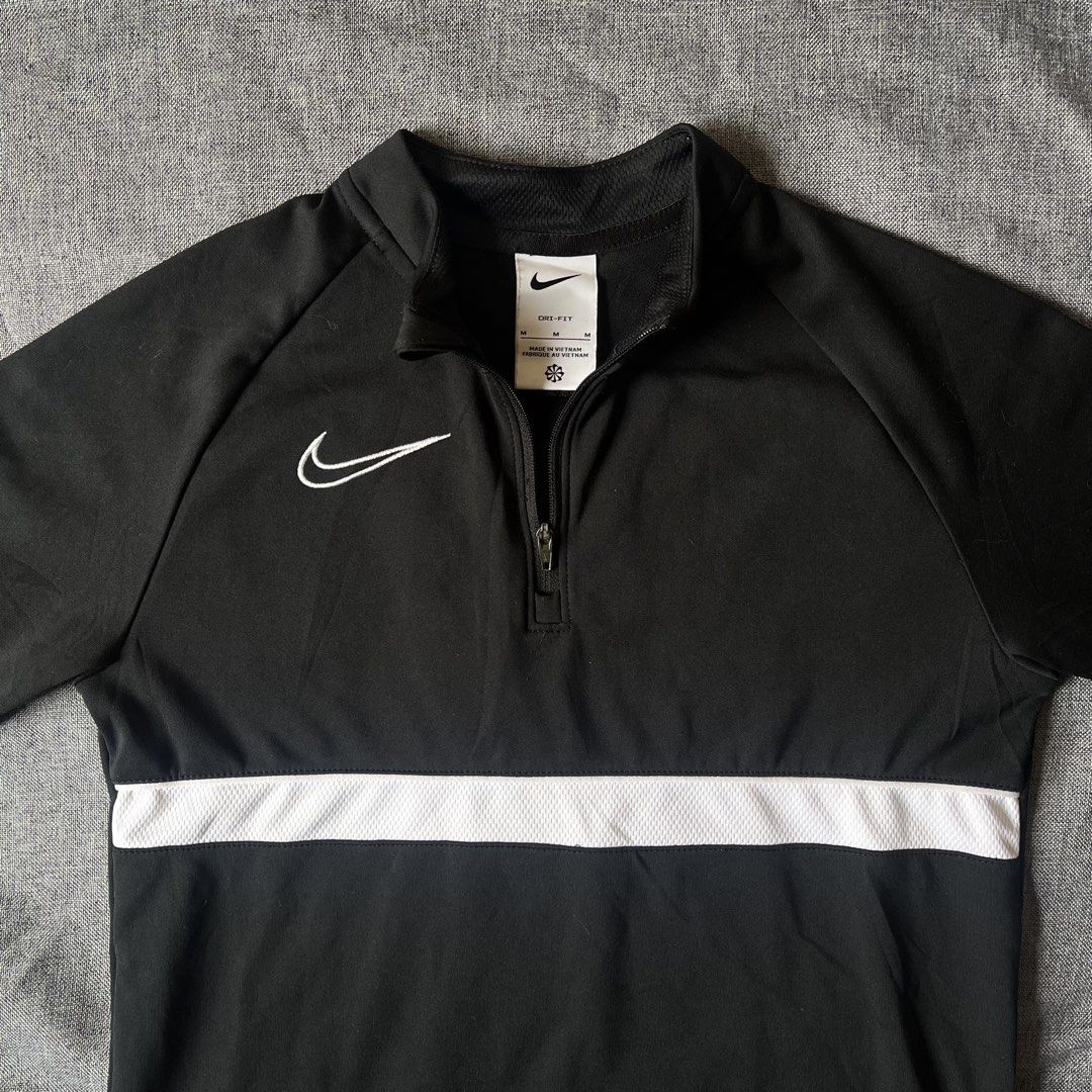 NIKE Dri-fit Lightweight Sweater (Category: Coats, Jackets and Outerwear) located in Imus. Submitted by thriftsportph (Listing ID 1464764223, Image 3). Description: NIKE Dri-fit Lightweight Sweater 🏷️Price: Php. 450 📏Dimension: 🔖Size on tag: Teens (Medium) XS-Small (Adult) 👕Condition: 10/10.