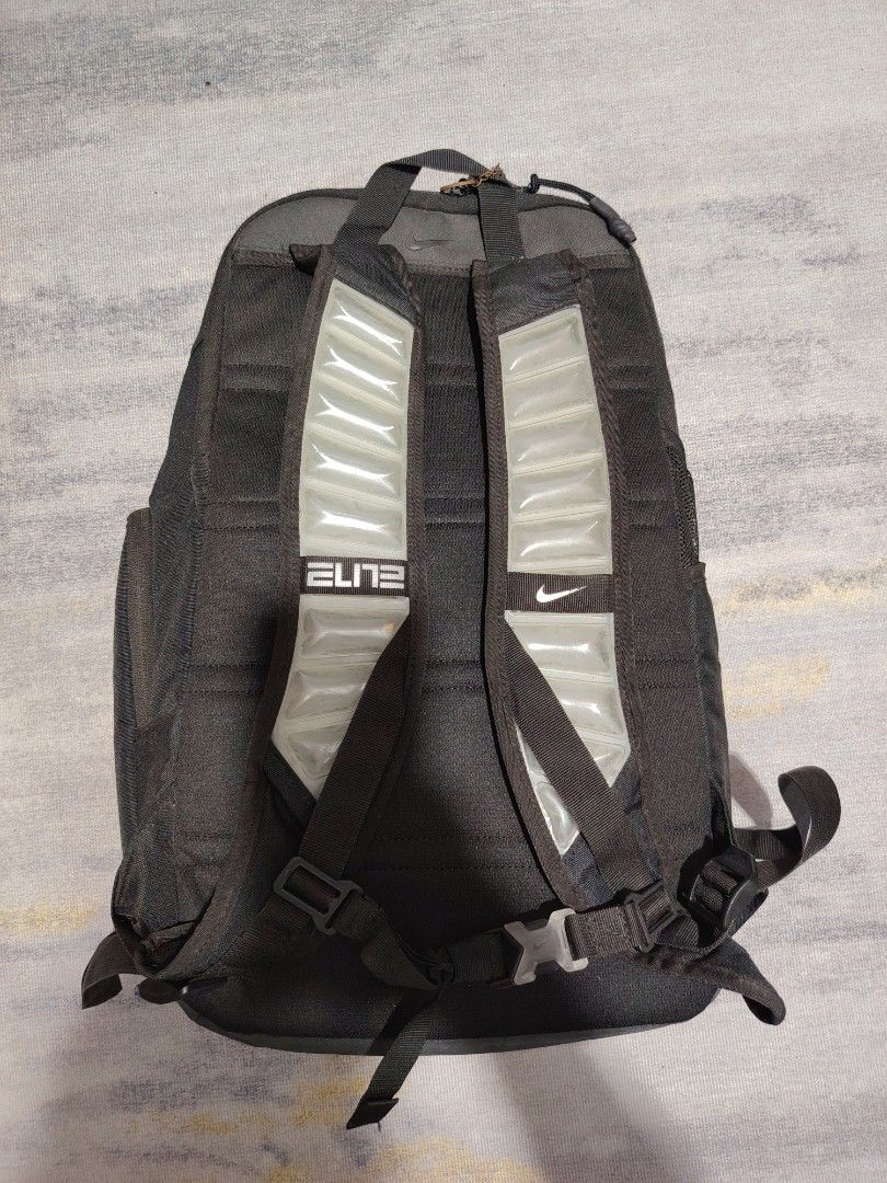 Nike Elite Pro (Category: Backpacks) located in Dagupan City. Submitted by gandita.28 (Listing ID 1464599937, Image 3). Description: Nike Elite Pro Basketball Bagpack with minor issue not noticeable needs stitching but over all excellent condition.