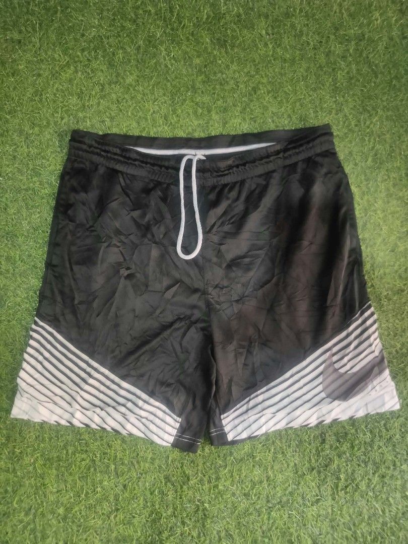 Nike elite short (Category: Activewear) located in Vinzons. Submitted by khasanche43622 (Listing ID 1464730877, Image 2). Description: Verygood condition Waist-32-40 L-19 Xl on tag Medyo loose n Un garter.