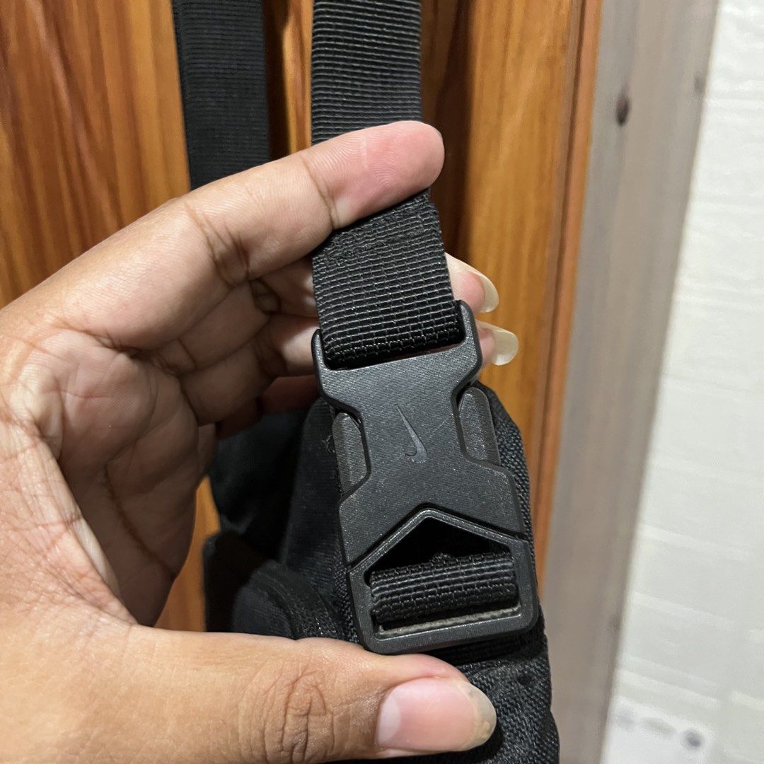 Nike Heritage Crossbody Bag Black (Category: Sling Bags) located in Carmen. Submitted by rr_thrifts (Listing ID 1464728107, Image 3). Description: - Authentic Nike Crossbody Bag (Style code: BA5898 010) - Color: Classic black with white Nike logo on the front - Storage: Zippered main compartment and front pocket - Fit: Adjustable strap with a convenient quick-release buckle - Material: Durable fabric with clean interior lining and tag - Size: Com