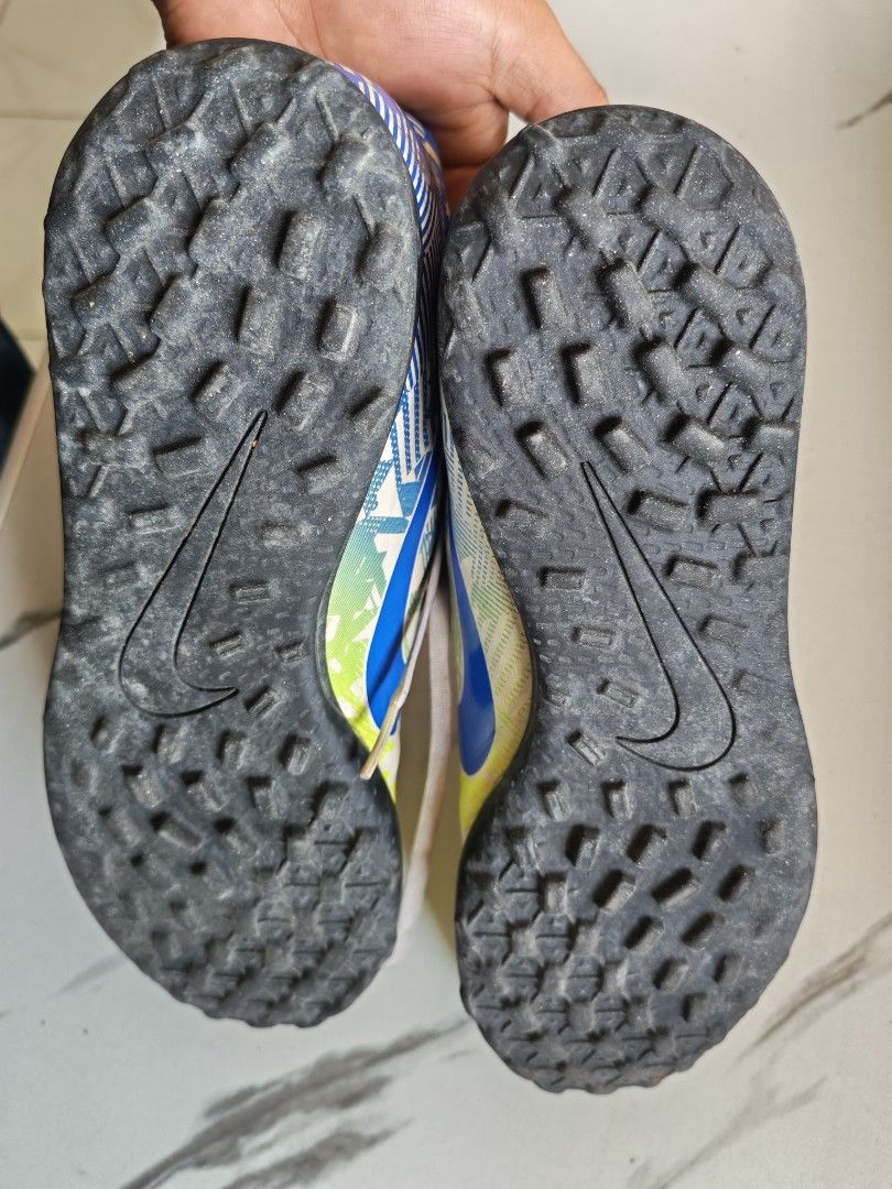 Nike Mercurial Vapor 13 (Category: Racket and Ball Sports) located in Pagsanjan. Submitted by rboozy08 (Listing ID 1464638479, Image 2). Description: Nike Mercurial Vapor 13 Club Neymar Jr. Turf 800 asking price - In good condition - Size: US 8.5 UK 7.5 EUR 42 - Made in Vietnam - Goods pa to pang laro/training MOP: Gcash payment only MOD: LBC or J&T (Delivery shouldered by buyer) Ask lang po kung may katanungan na wala sa description details.