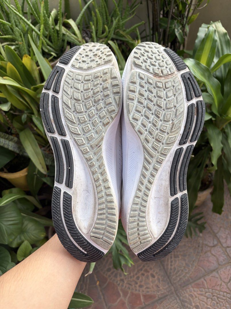 Nike Pegasus 38 (Category: Casual Shoes) located in Manila. Submitted by stealss (Listing ID 1464670326, Image 3). Description: Box included w minimal damage Needs cleaning.