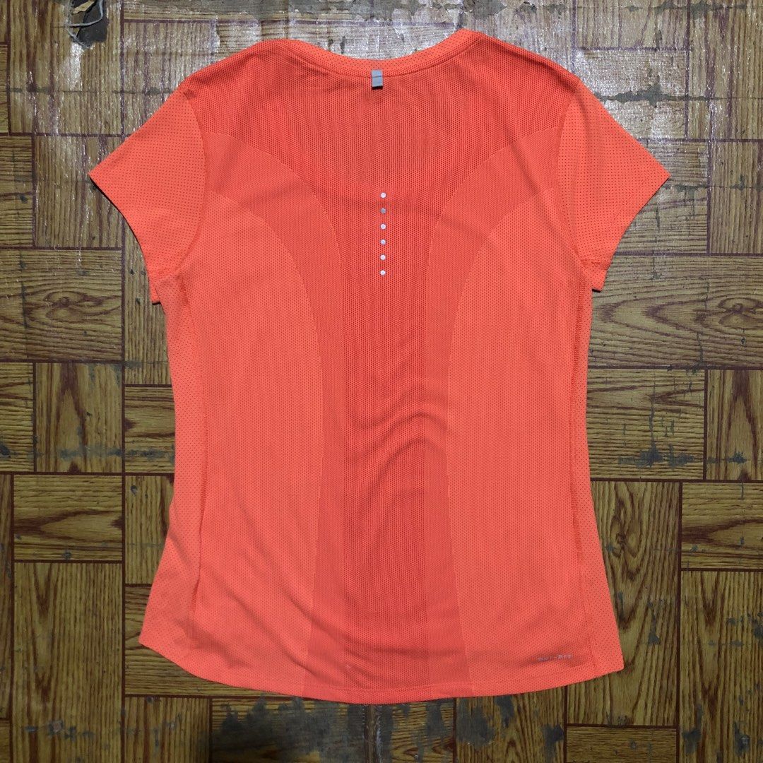 Nike Running Tops 🍊 (Category: Activewear) located in Dasmarinas. Submitted by cornyxmessy (Listing ID 1464591207, Image 2). Description: width - 18 length - 24/25.5.