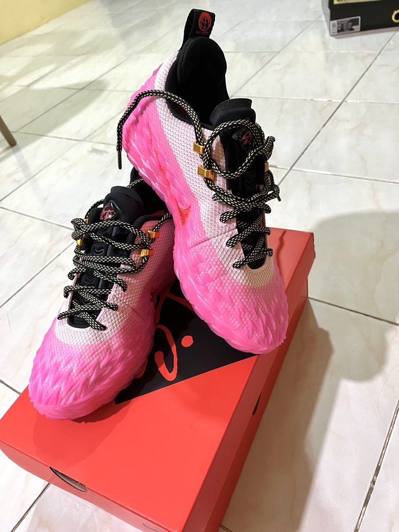 Nike S.T Charge EP Pink Foam (Category: Sneakers) located in Quezon City. Submitted by cavsie (Listing ID 1464580601, Image 1). Description: - Never nagamit kasi masikip sya - Unique textured sole - Pink and white knit upper - Black laces with gold eyelets - Comes with original box and packaging - Ideal for collectors or players.