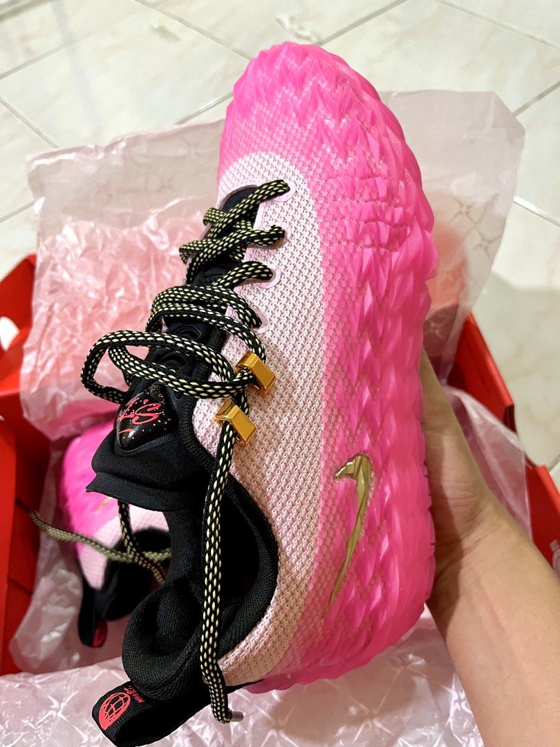 Nike S.T Charge EP Pink Foam (Category: Sneakers) located in Quezon City. Submitted by cavsie (Listing ID 1464580601, Image 3). Description: - Never nagamit kasi masikip sya - Unique textured sole - Pink and white knit upper - Black laces with gold eyelets - Comes with original box and packaging - Ideal for collectors or players.