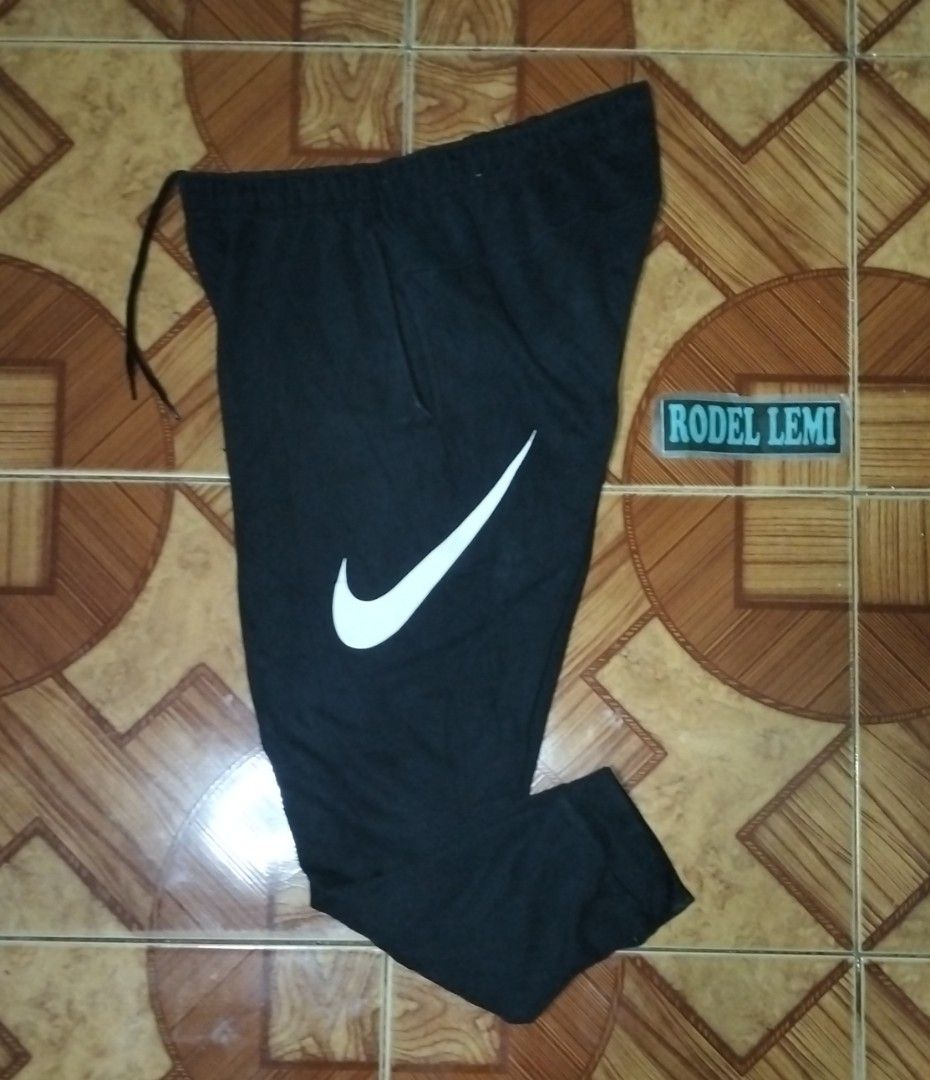 Nike swoosh jogger (Category: Joggers) located in Bulacan. Submitted by ryldeal030912 (Listing ID 1464700902, Image 3). Description: very good condition xxl 34-40" waistline 41" lenght.