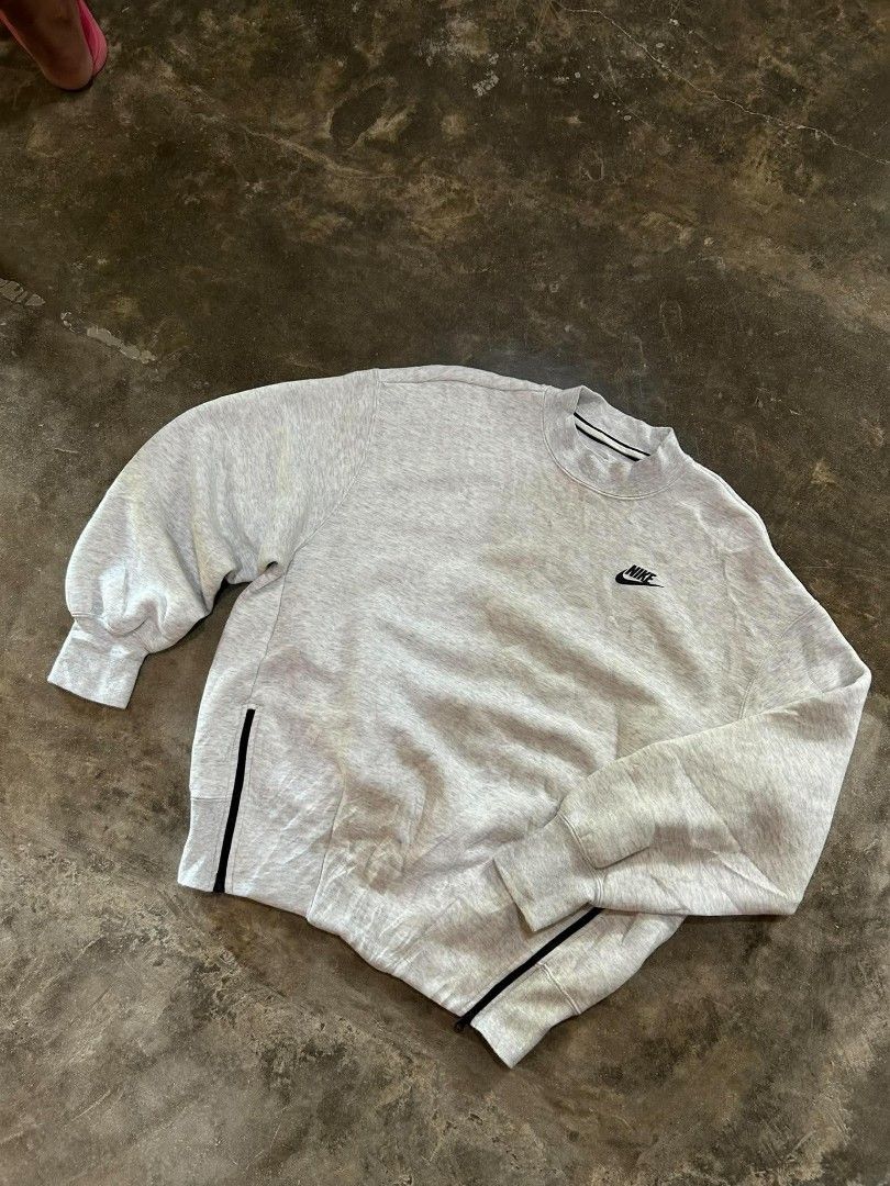 NIKE TECH FLEECE CREW NECK (Category: Hoodies) located in Cabagan. Submitted by kiane10 (Listing ID 1464606352, Image 2). Description: .