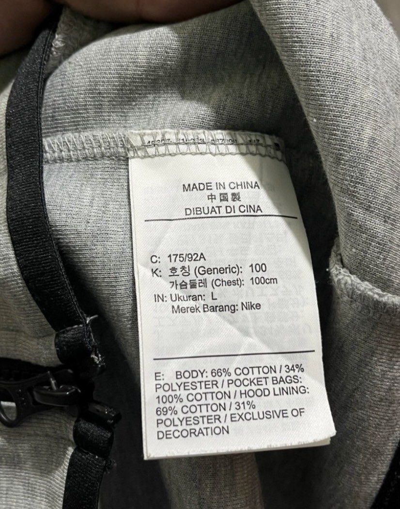 Nike Tech Fleece Hoodie-Grey (Category: Coats, Jackets and Outerwear) located in Manila. Submitted by j.thrift.store1 (Listing ID 1464613899, Image 3). Description: Very Excellent Condition Issue:scratches sa hood(see last pic) Length:26.5 Width:22.