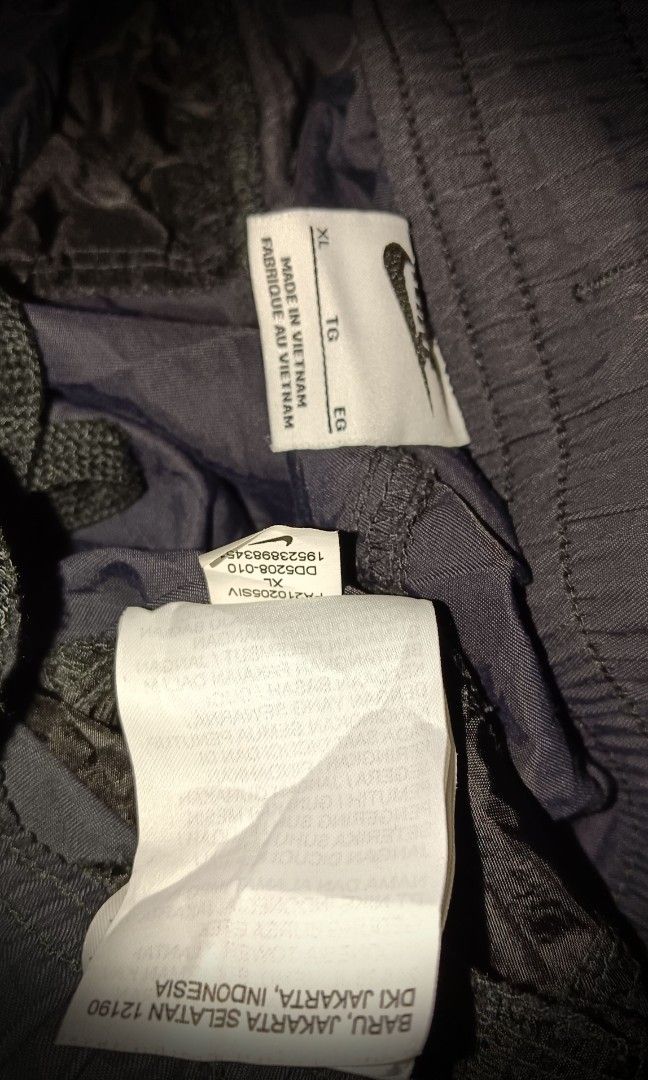 Nike Sportswear Unlined Multi-Functional Woven Pants (Category: Jeans) located in Manila. Submitted by liliaplay (Listing ID 1464609570, Image 3). Description: Authentic! Pre-loved Imported 5 pockets wind proof semi lightweight and thick engraved brand on snap buttons engraved brand on zipper goods for casual wear too Unisex size: 30-32 hem/rise: 11 length: 39 leghole: 7 No Issue! rtw Lowered to its negotiable price Payment 1st Shipped.