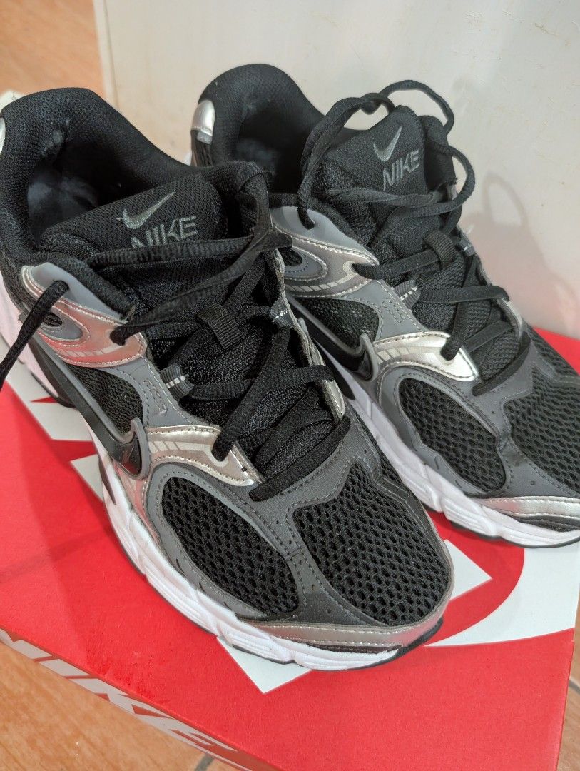 Nike V5 RNR (Category: Casual Shoes) located in Pasig City. Submitted by dolcevita11 (Listing ID 1464570489, Image 1). Description: Selling my Nike shoes Original Like new.