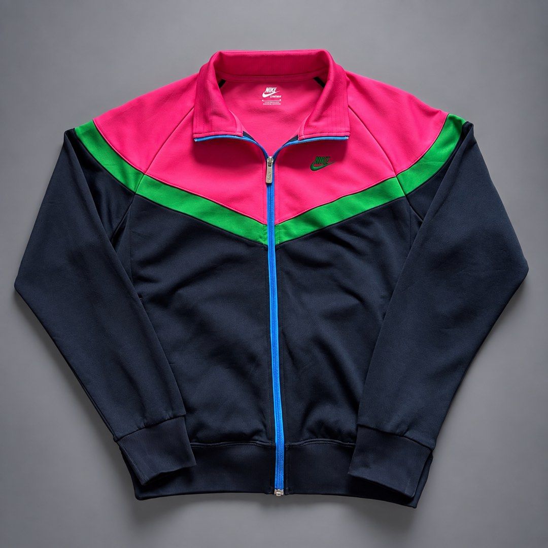 NIKE VICTORY TRACK JACKET (Category: Coats, Jackets and Outerwear) located in Taguig. Submitted by clarrk95 (Listing ID 1464748825, Image 1). Description: Nike Victory Track Jacket Size: M (tag) Length: 24inches Width: 21.5inches Sleeve: 20inches Date: mid-2010's PRICE: ₱800 ONLY! FLAWS: minor fabric snag ✅ very good condition ✅ add shipping fee ✅ ignoring LP inquiry Shipping: Lalamove | J&T | LBC Location: Taguig📍 Payment: Gcash | Bank | Cash F