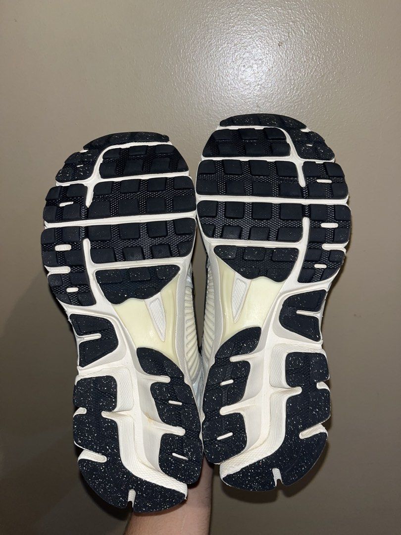 NIKE VOMERO (Category: Sneakers) located in Butuan. Submitted by rnthrifter_finds (Listing ID 1464591633, Image 3). Description: Size on Tag : US 6.5/ EU 37.5 / CM 23.5 Condition:9.7/10- Zero sole separation , tiny mix fesh not noticeable, overall good condition condition Perfect for : daily wear, walking / running Source: Thrifted Selected Pairs MOP: Gcash MOD: J&T courier only.