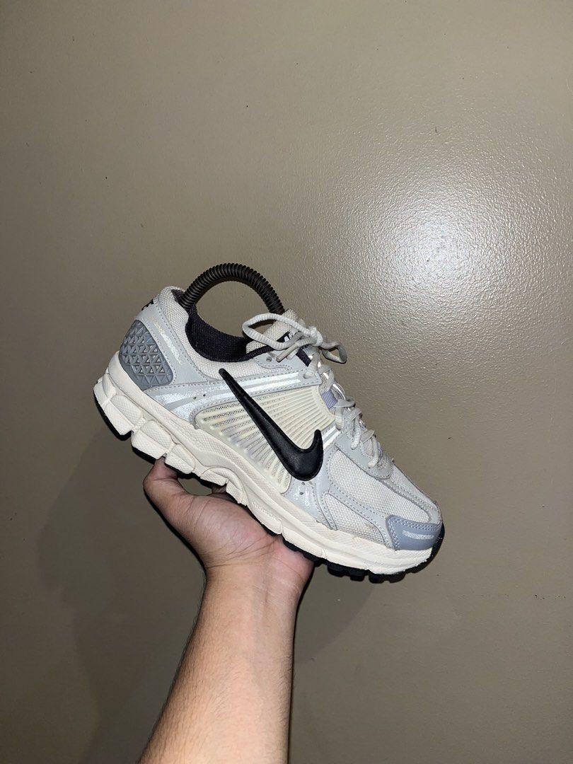 NIKE VOMERO (Category: Sneakers) located in Butuan. Submitted by rnthrifter_finds (Listing ID 1464591633, Image 1). Description: Size on Tag : US 6.5/ EU 37.5 / CM 23.5 Condition:9.7/10- Zero sole separation , tiny mix fesh not noticeable, overall good condition condition Perfect for : daily wear, walking / running Source: Thrifted Selected Pairs MOP: Gcash MOD: J&T courier only.