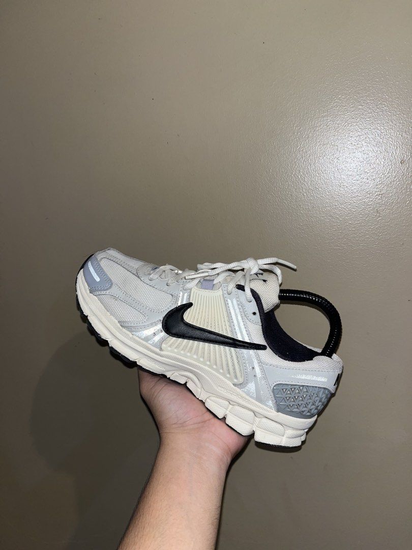 NIKE VOMERO (Category: Sneakers) located in Butuan. Submitted by rnthrifter_finds (Listing ID 1464591633, Image 2). Description: Size on Tag : US 6.5/ EU 37.5 / CM 23.5 Condition:9.7/10- Zero sole separation , tiny mix fesh not noticeable, overall good condition condition Perfect for : daily wear, walking / running Source: Thrifted Selected Pairs MOP: Gcash MOD: J&T courier only.