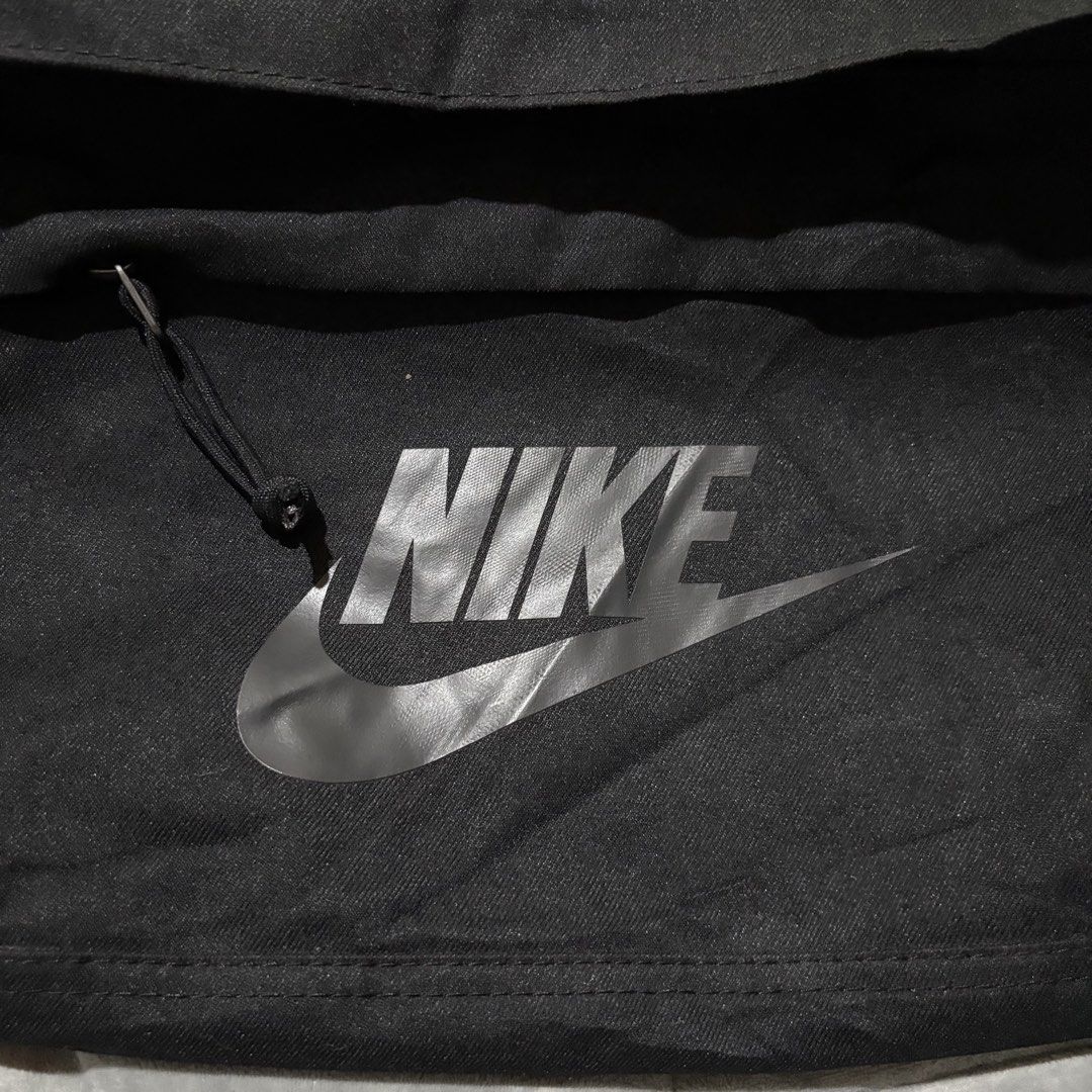 Nike Waist Pack BA5751 010 Black (Category: Belt bags, Clutches and Pouches) located in Carmen. Submitted by rr_thrifts (Listing ID 1464718642, Image 2). Description: - Color: Classic Black - Bold reflective Nike logo on front pocket - Adjustable strap with sturdy plastic buckle closure - Main compartment includes interior mesh zipper pockets for easy organization - Convenient zippered front stash pocket with cord pull - Style code: BA5751 010 - 