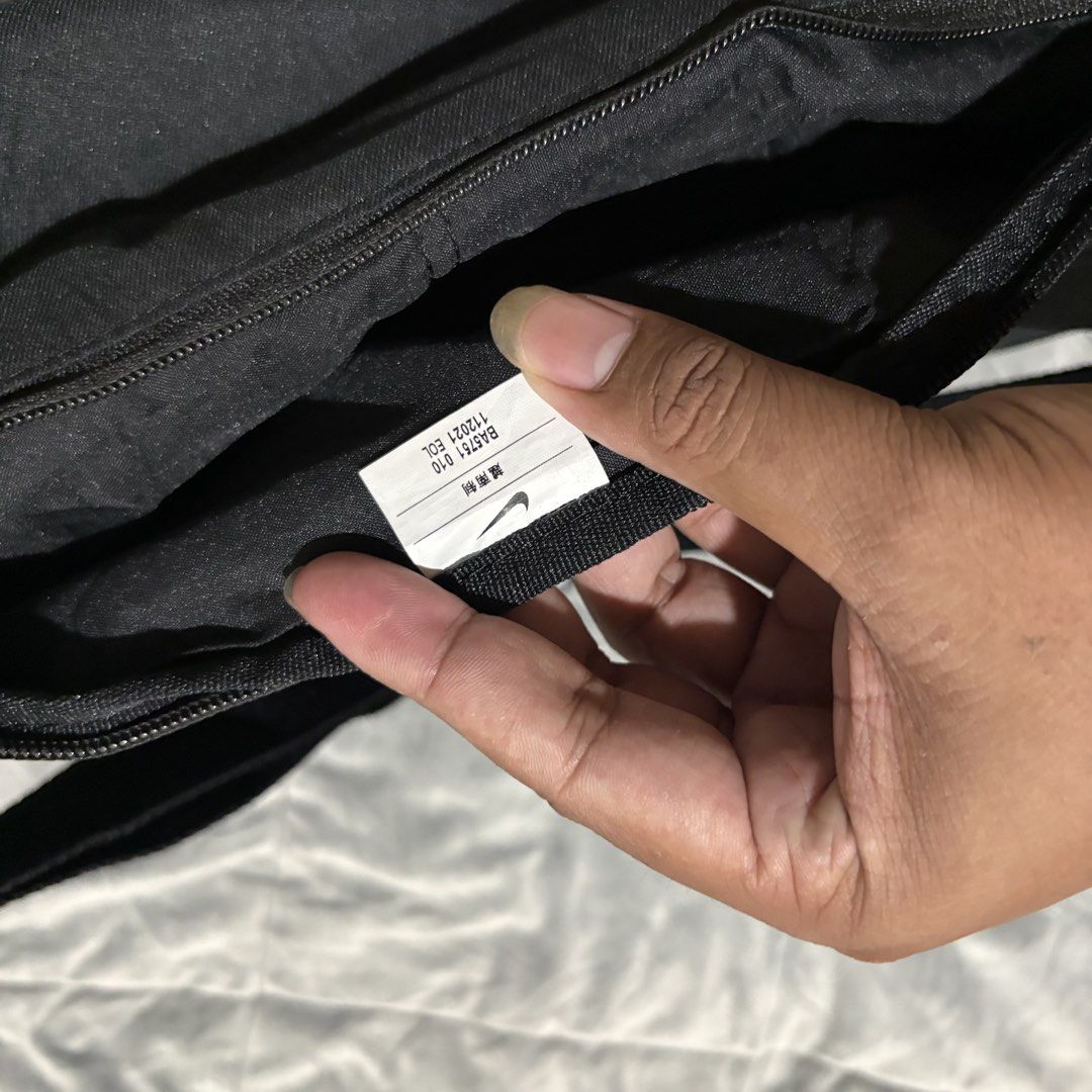 Nike Waist Pack BA5751 010 Black (Category: Belt bags, Clutches and Pouches) located in Carmen. Submitted by rr_thrifts (Listing ID 1464718642, Image 3). Description: - Color: Classic Black - Bold reflective Nike logo on front pocket - Adjustable strap with sturdy plastic buckle closure - Main compartment includes interior mesh zipper pockets for easy organization - Convenient zippered front stash pocket with cord pull - Style code: BA5751 010 - 