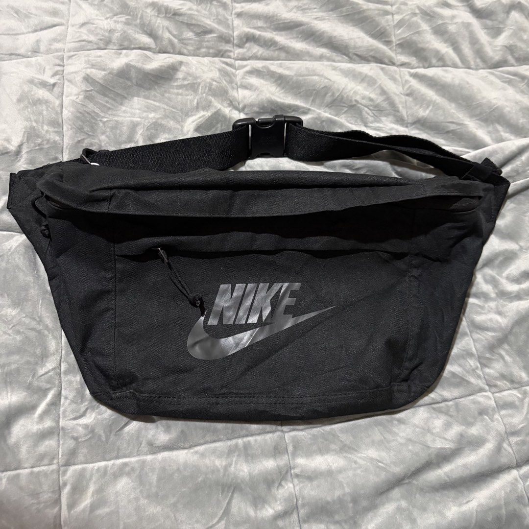 Nike Waist Pack BA5751 010 Black (Category: Belt bags, Clutches and Pouches) located in Carmen. Submitted by rr_thrifts (Listing ID 1464718642, Image 1). Description: - Color: Classic Black - Bold reflective Nike logo on front pocket - Adjustable strap with sturdy plastic buckle closure - Main compartment includes interior mesh zipper pockets for easy organization - Convenient zippered front stash pocket with cord pull - Style code: BA5751 010 - 