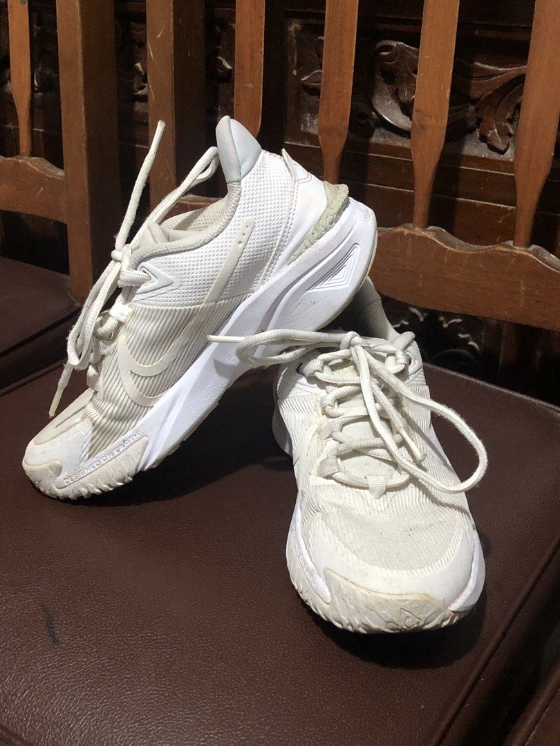 Nike White Sneakers (Category: Sneakers) located in Manila. Submitted by lauiee (Listing ID 1464637175, Image 2). Description: Pre-loved white Nike sneakers, lace-up. Shows minor scuffs and slight discoloration, but still great for daily use. Payment first! 💕 Can do meet up if nearby. If not, via maxim delivery..