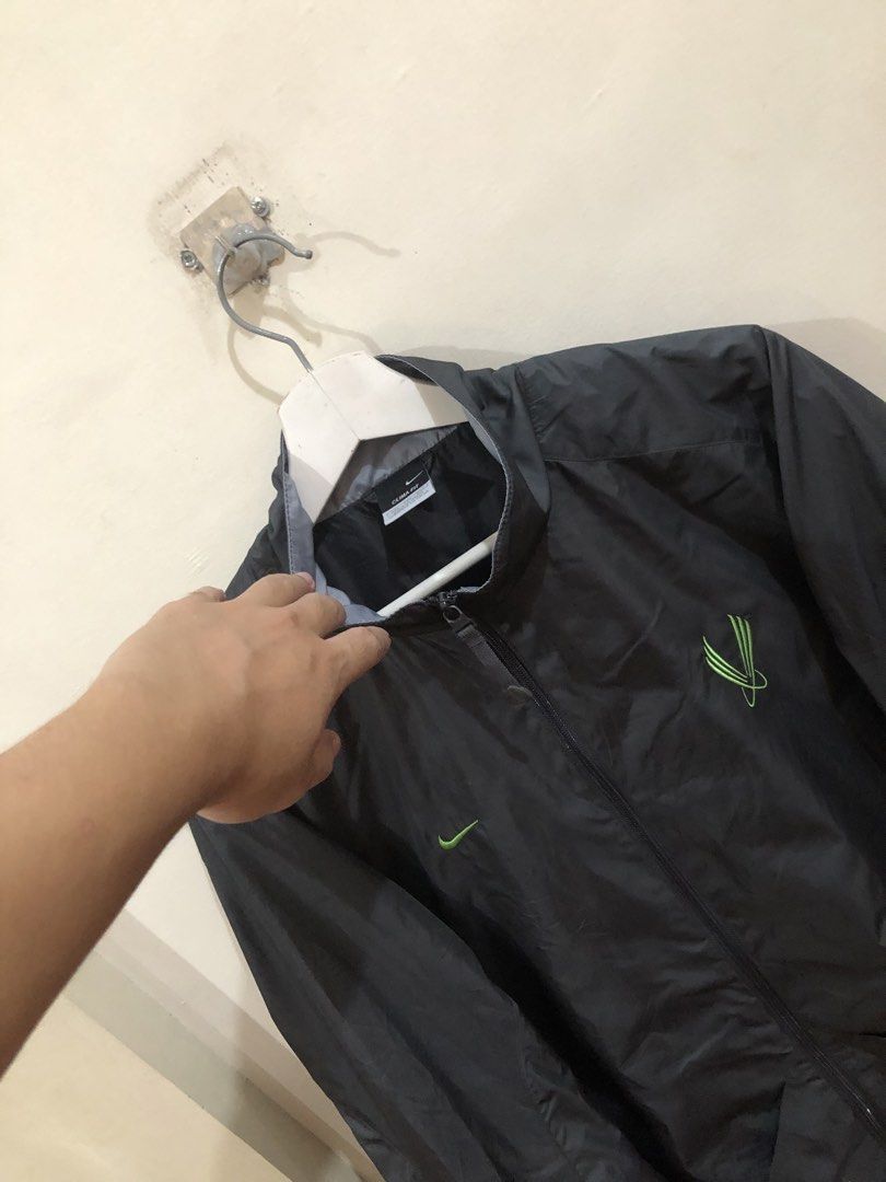 Nike Windbreaker Jacket (Category: Coats, Jackets and Outerwear) located in Oas. Submitted by alithrifthunter (Listing ID 1464633877, Image 3). Description: Issue my tahi last pic.